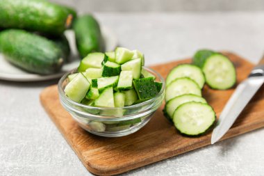 Ahşap arka planda salatalık. Arka planda bir parça salatalık. Taze organik yeşil salatalık turşusu. Vejetaryen. Salata malzemesi. Çiftlik sebzeleri. Sebzeleri bıçakla kes. Mesaj için yer var. Boşluğu kopyala