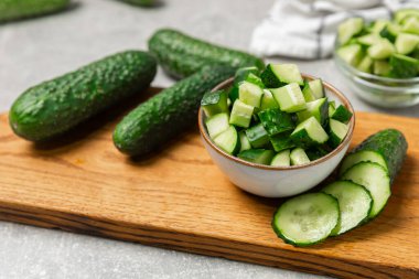 Ahşap arka planda salatalık. Arka planda bir parça salatalık. Taze organik yeşil salatalık turşusu. Vejetaryen. Salata malzemesi. Çiftlik sebzeleri. Sebzeleri bıçakla kes. Mesaj için yer var. Boşluğu kopyala