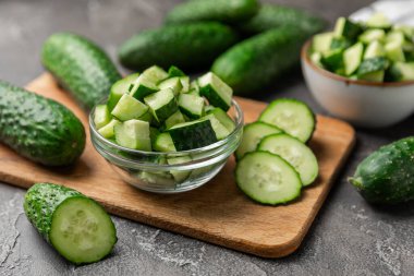 Ahşap arka planda salatalık. Arka planda bir parça salatalık. Taze organik yeşil salatalık turşusu. Vejetaryen. Salata malzemesi. Çiftlik sebzeleri. Sebzeleri bıçakla kes. Mesaj için yer var. Boşluğu kopyala