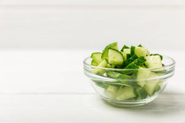 Ahşap arka planda salatalık. Arka planda bir parça salatalık. Taze organik yeşil salatalık turşusu. Vejetaryen. Salata malzemesi. Çiftlik sebzeleri. Sebzeleri bıçakla kes. Mesaj için yer var. Boşluğu kopyala