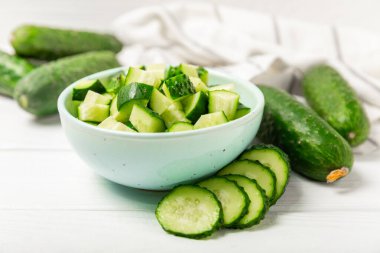 Ahşap arka planda salatalık. Arka planda bir parça salatalık. Taze organik yeşil salatalık turşusu. Vejetaryen. Salata malzemesi. Çiftlik sebzeleri. Sebzeleri bıçakla kes. Mesaj için yer var. Boşluğu kopyala