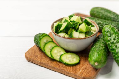 Ahşap arka planda salatalık. Arka planda bir parça salatalık. Taze organik yeşil salatalık turşusu. Vejetaryen. Salata malzemesi. Çiftlik sebzeleri. Sebzeleri bıçakla kes. Mesaj için yer var. Boşluğu kopyala