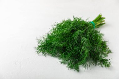 Ahşap arka planda Dill. Taze organik sebzeler. Dill çiftliği. Dereotu yapraklarını kes. Bahar genç deresi sürüsü. Vitaminler. İplik. Aromatik mutfak baharatı. Mesaj için yer. Boşluğu kopyala