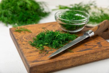 Ahşap arka planda Dill. Taze organik sebzeler. Dill çiftliği. Dereotu yapraklarını kes. Bahar genç deresi sürüsü. Vitaminler. İplik. Aromatik mutfak baharatı. Mesaj için yer. Boşluğu kopyala