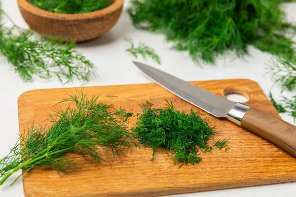 Ahşap arka planda Dill. Taze organik sebzeler. Dill çiftliği. Dereotu yapraklarını kes. Bahar genç deresi sürüsü. Vitaminler. İplik. Aromatik mutfak baharatı. Mesaj için yer. Boşluğu kopyala