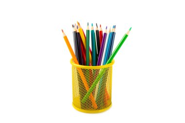 Beyaz arkaplanda izole edilmiş renkli kalemler. Boyama için ekipman. Yaratıcılık için kırtasiye malzemesi. Okula dönüyorum. Flatlay. Çocukların Yaratıcılığı ve Eğitimi. Gökkuşağı.