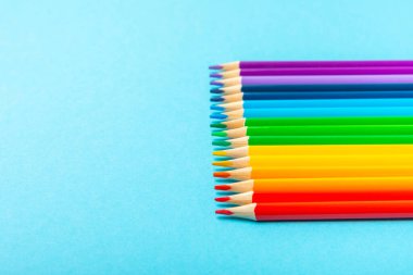 Renkli arka planda renkli kalemler. Boyama için ekipman. Yaratıcılık için kırtasiye malzemesi. Okula dönüyorum. Flatlay. Çocukların Yaratıcılığı ve Eğitimi. Rainbow.Mesaj için yer var. Boşluğu kopyala.