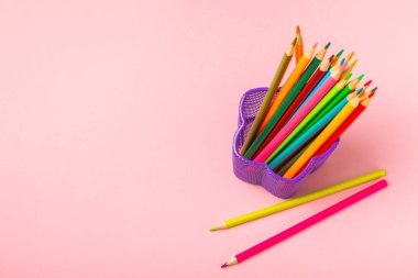 Renkli arka planda renkli kalemler. Boyama için ekipman. Yaratıcılık için kırtasiye malzemesi. Okula dönüyorum. Flatlay. Çocukların Yaratıcılığı ve Eğitimi. Rainbow.Mesaj için yer var. Boşluğu kopyala.