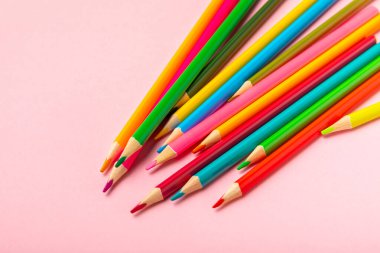 Renkli arka planda renkli kalemler. Boyama için ekipman. Yaratıcılık için kırtasiye malzemesi. Okula dönüyorum. Flatlay. Çocukların Yaratıcılığı ve Eğitimi. Rainbow.Mesaj için yer var. Boşluğu kopyala.