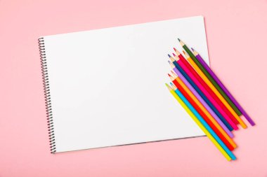 Renkli arka planda renkli kalemler. Boyama için ekipman. Yaratıcılık için kırtasiye malzemesi. Okula dönüyorum. Flatlay. Çocukların Yaratıcılığı ve Eğitimi. Rainbow.Mesaj için yer var. Boşluğu kopyala.