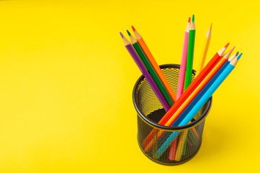 Renkli arka planda renkli kalemler. Boyama için ekipman. Yaratıcılık için kırtasiye malzemesi. Okula dönüyorum. Flatlay. Çocukların Yaratıcılığı ve Eğitimi. Rainbow.Mesaj için yer var. Boşluğu kopyala.