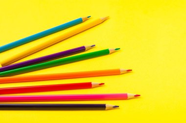 Renkli arka planda renkli kalemler. Boyama için ekipman. Yaratıcılık için kırtasiye malzemesi. Okula dönüyorum. Flatlay. Çocukların Yaratıcılığı ve Eğitimi. Rainbow.Mesaj için yer var. Boşluğu kopyala.