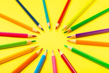 Renkli arka planda renkli kalemler. Boyama için ekipman. Yaratıcılık için kırtasiye malzemesi. Okula dönüyorum. Flatlay. Çocukların Yaratıcılığı ve Eğitimi. Rainbow.Mesaj için yer var. Boşluğu kopyala.