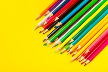 Renkli arka planda renkli kalemler. Boyama için ekipman. Yaratıcılık için kırtasiye malzemesi. Okula dönüyorum. Flatlay. Çocukların Yaratıcılığı ve Eğitimi. Rainbow.Mesaj için yer var. Boşluğu kopyala.