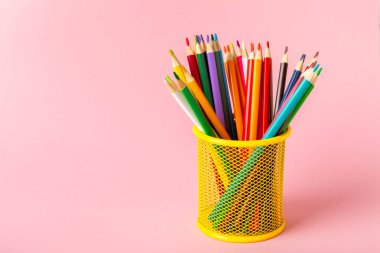 Renkli arka planda renkli kalemler. Boyama için ekipman. Yaratıcılık için kırtasiye malzemesi. Okula dönüyorum. Flatlay. Çocukların Yaratıcılığı ve Eğitimi. Rainbow.Mesaj için yer var. Boşluğu kopyala.