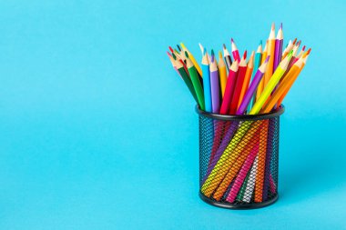 Renkli arka planda renkli kalemler. Boyama için ekipman. Yaratıcılık için kırtasiye malzemesi. Okula dönüyorum. Flatlay. Çocukların Yaratıcılığı ve Eğitimi. Rainbow.Mesaj için yer var. Boşluğu kopyala.