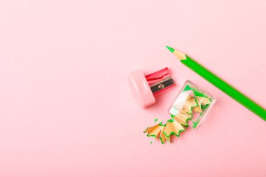 Renkli arka planda kalem açacağı. Kalem ve kalem talaşı. Kırtasiye malzemeleri. Okul malzemeleri. Okul ürünleri. Düz yatıyordu. Mesaj için yer. Boşluğu kopyala.