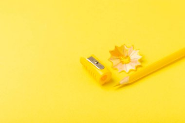 Renkli arka planda kalem açacağı. Kalem ve kalem talaşı. Kırtasiye malzemeleri. Okul malzemeleri. Okul ürünleri. Düz yatıyordu. Mesaj için yer. Boşluğu kopyala.