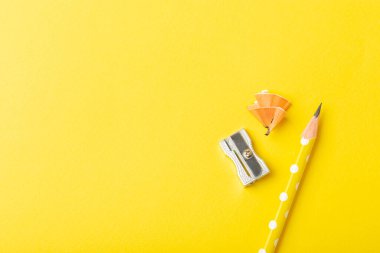 Renkli arka planda kalem açacağı. Kalem ve kalem talaşı. Kırtasiye malzemeleri. Okul malzemeleri. Okul ürünleri. Düz yatıyordu. Mesaj için yer. Boşluğu kopyala.