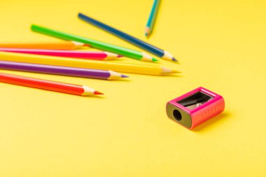 Renkli arka planda kalem açacağı. Kalem ve kalem talaşı. Kırtasiye malzemeleri. Okul malzemeleri. Okul ürünleri. Düz yatıyordu. Mesaj için yer. Boşluğu kopyala.