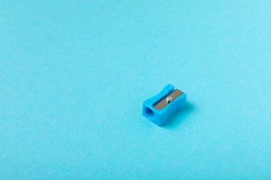 Renkli arka planda kalem açacağı. Kalem ve kalem talaşı. Kırtasiye malzemeleri. Okul malzemeleri. Okul ürünleri. Düz yatıyordu. Mesaj için yer. Boşluğu kopyala.