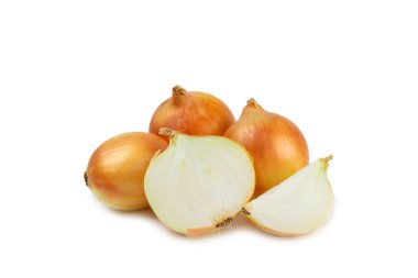 Beyaz arka planda soğan izole edilmiş. Soğan dilimi. Soğan halkaları. Taze Sarı Soğan. Doğal, taze, vejetaryen yiyecekler. Tarım ürünleri. Sağlıklı beslenme. Sebzeler. Çiftçi pazarı..