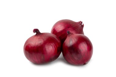 Shallot soğanı beyaz arka planda izole edilmiş. Soğan dilimi. Soğan halkaları. Taze kırmızı soğan. Doğal, taze, vejetaryen yiyecekler. Tarım ürünleri. Sağlıklı beslenme. Sebzeler. Çiftçi pazarı..