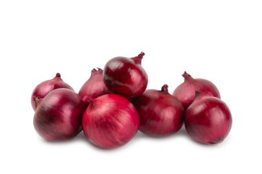 Shallot soğanı beyaz arka planda izole edilmiş. Soğan dilimi. Soğan halkaları. Taze kırmızı soğan. Doğal, taze, vejetaryen yiyecekler. Tarım ürünleri. Sağlıklı beslenme. Sebzeler. Çiftçi pazarı..