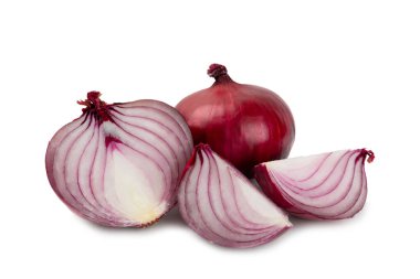 Shallot soğanı beyaz arka planda izole edilmiş. Soğan dilimi. Soğan halkaları. Taze kırmızı soğan. Doğal, taze, vejetaryen yiyecekler. Tarım ürünleri. Sağlıklı beslenme. Sebzeler. Çiftçi pazarı..