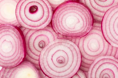 Shallot soğanı beyaz arka planda izole edilmiş. Soğan dilimi. Soğan halkaları. Taze kırmızı soğan. Doğal, taze, vejetaryen yiyecekler. Tarım ürünleri. Sağlıklı beslenme. Sebzeler. Çiftçi pazarı..