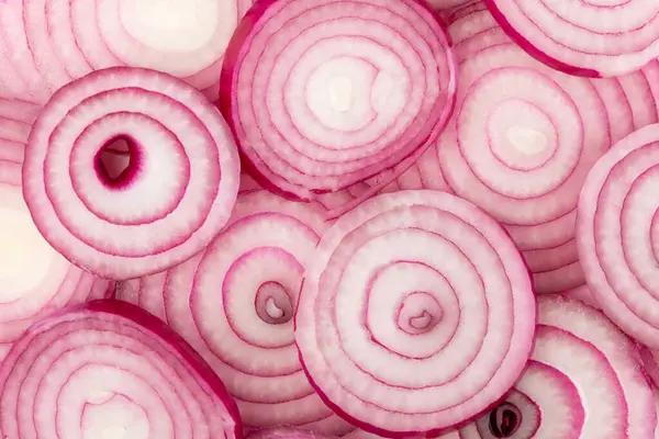 Shallot soğanı beyaz arka planda izole edilmiş. Soğan dilimi. Soğan halkaları. Taze kırmızı soğan. Doğal, taze, vejetaryen yiyecekler. Tarım ürünleri. Sağlıklı beslenme. Sebzeler. Çiftçi pazarı..