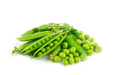 Taze yeşil bezelye kabukları ve beyaz arka planda izole edilmiş yeşil bezelyeler. Tatlı yeşil bezelyeler. Yeşil bezelye fasulyesi sebzesi. Vejetaryen. sağlıklı sebze