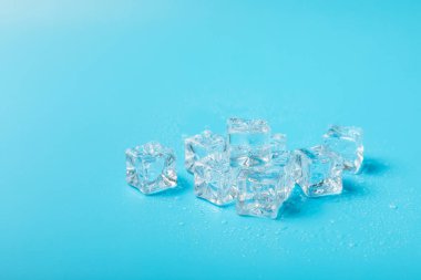 Arka planda nane ve buz var. Yeşil taze nane ve buz küpü. Nane yaprağı, buz küpü ve soğuk içecek için su damlası. Üst Manzara. Mesaj için yer var. Boşluğu kopyala.