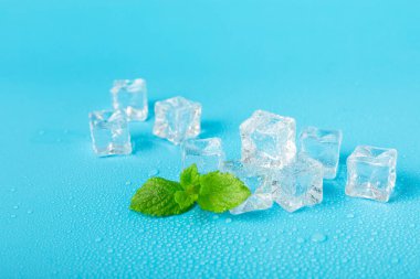 Arka planda nane ve buz var. Yeşil taze nane ve buz küpü. Nane yaprağı, buz küpü ve soğuk içecek için su damlası. Üst Manzara. Mesaj için yer var. Boşluğu kopyala.