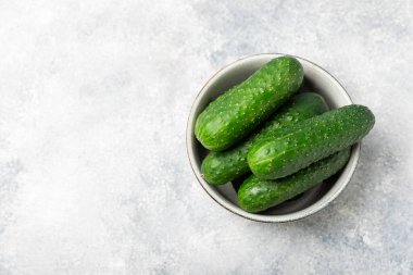 Ahşap arka planda salatalık. Arka planda bir parça salatalık. Taze organik yeşil salatalık turşusu. Vejetaryen. Salata malzemesi. Çiftlik sebzeleri. Sebzeleri bıçakla kes. Mesaj için yer var. Boşluğu kopyala