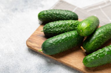 Ahşap arka planda salatalık. Arka planda bir parça salatalık. Taze organik yeşil salatalık turşusu. Vejetaryen. Salata malzemesi. Çiftlik sebzeleri. Sebzeleri bıçakla kes. Mesaj için yer var. Boşluğu kopyala