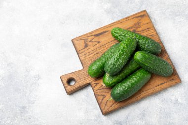 Ahşap arka planda salatalık. Arka planda bir parça salatalık. Taze organik yeşil salatalık turşusu. Vejetaryen. Salata malzemesi. Çiftlik sebzeleri. Sebzeleri bıçakla kes. Mesaj için yer var. Boşluğu kopyala