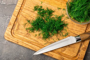 Ahşap arka planda Dill. Taze organik sebzeler. Dill çiftliği. Dereotu yapraklarını kes. Bahar genç deresi sürüsü. Vitaminler. İplik. Aromatik mutfak baharatı. Mesaj için yer. Boşluğu kopyala