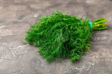 Ahşap arka planda Dill. Taze organik sebzeler. Dill çiftliği. Dereotu yapraklarını kes. Bahar genç deresi sürüsü. Vitaminler. İplik. Aromatik mutfak baharatı. Mesaj için yer. Boşluğu kopyala