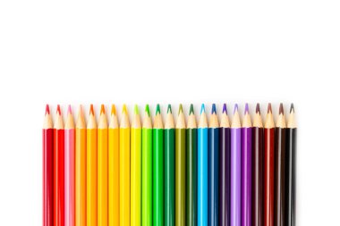 Beyaz arkaplanda izole edilmiş renkli kalemler. Boyama için ekipman. Yaratıcılık için kırtasiye malzemesi. Okula dönüyorum. Flatlay. Çocukların Yaratıcılığı ve Eğitimi. Gökkuşağı.