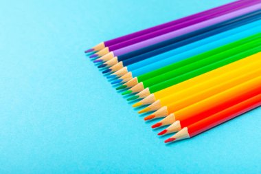 Renkli arka planda renkli kalemler. Boyama için ekipman. Yaratıcılık için kırtasiye malzemesi. Okula dönüyorum. Flatlay. Çocukların Yaratıcılığı ve Eğitimi. Rainbow.Mesaj için yer var. Boşluğu kopyala.