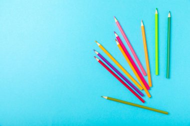 Renkli arka planda renkli kalemler. Boyama için ekipman. Yaratıcılık için kırtasiye malzemesi. Okula dönüyorum. Flatlay. Çocukların Yaratıcılığı ve Eğitimi. Rainbow.Mesaj için yer var. Boşluğu kopyala.