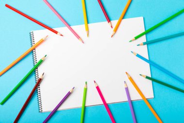 Renkli arka planda renkli kalemler. Boyama için ekipman. Yaratıcılık için kırtasiye malzemesi. Okula dönüyorum. Flatlay. Çocukların Yaratıcılığı ve Eğitimi. Rainbow.Mesaj için yer var. Boşluğu kopyala.