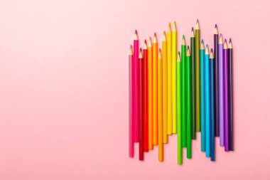 Renkli arka planda renkli kalemler. Boyama için ekipman. Yaratıcılık için kırtasiye malzemesi. Okula dönüyorum. Flatlay. Çocukların Yaratıcılığı ve Eğitimi. Rainbow.Mesaj için yer var. Boşluğu kopyala.