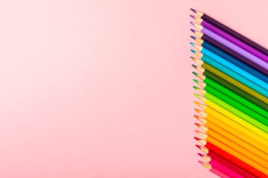 Renkli arka planda renkli kalemler. Boyama için ekipman. Yaratıcılık için kırtasiye malzemesi. Okula dönüyorum. Flatlay. Çocukların Yaratıcılığı ve Eğitimi. Rainbow.Mesaj için yer var. Boşluğu kopyala.