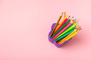 Renkli arka planda renkli kalemler. Boyama için ekipman. Yaratıcılık için kırtasiye malzemesi. Okula dönüyorum. Flatlay. Çocukların Yaratıcılığı ve Eğitimi. Rainbow.Mesaj için yer var. Boşluğu kopyala.