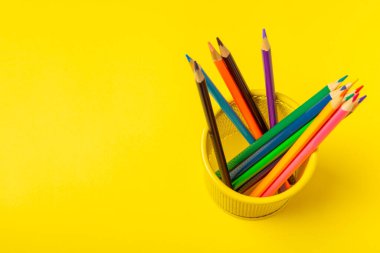 Renkli arka planda renkli kalemler. Boyama için ekipman. Yaratıcılık için kırtasiye malzemesi. Okula dönüyorum. Flatlay. Çocukların Yaratıcılığı ve Eğitimi. Rainbow.Mesaj için yer var. Boşluğu kopyala.