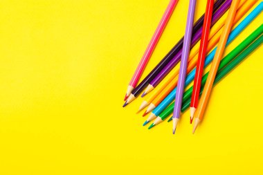 Renkli arka planda renkli kalemler. Boyama için ekipman. Yaratıcılık için kırtasiye malzemesi. Okula dönüyorum. Flatlay. Çocukların Yaratıcılığı ve Eğitimi. Rainbow.Mesaj için yer var. Boşluğu kopyala.