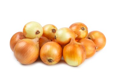 Beyaz arka planda soğan izole edilmiş. Soğan dilimi. Soğan halkaları. Taze Sarı Soğan. Doğal, taze, vejetaryen yiyecekler. Tarım ürünleri. Sağlıklı beslenme. Sebzeler. Çiftçi pazarı..
