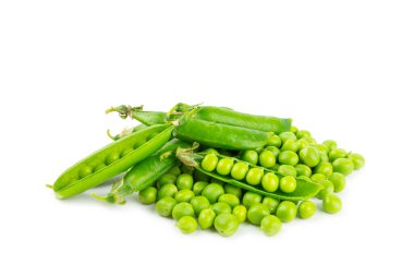 Taze yeşil bezelye kabukları ve beyaz arka planda izole edilmiş yeşil bezelyeler. Tatlı yeşil bezelyeler. Yeşil bezelye fasulyesi sebzesi. Vejetaryen. sağlıklı sebze